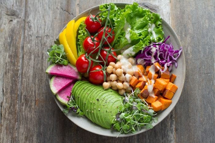 Colourful vegetable bowl with avocado, chickpeas and radish